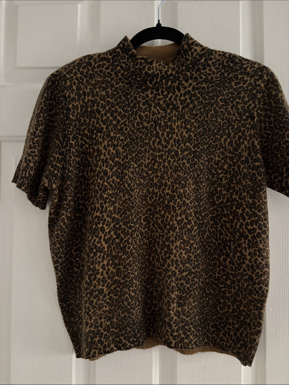 Short-Sleeve Leopard Print knitted top  in Brown